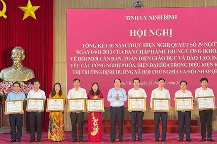 Các tập thể đón nhận bằng khen về thành tích xuất sắc thực hiện Nghị quyết số 29 của Trung ương. (Ảnh: XUÂN TRƯỜNG)