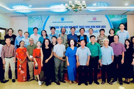 Các văn nghệ sĩ tham gia Trại sáng tác văn học nghệ thuật chủ đề “Đất và người Ninh Bình. (Ảnh: XUÂN TRƯỜNG)