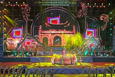 Chương trình văn nghệ chào mừng kỷ niệm 1.055 năm Nhà nước Đại Cồ Việt và khai mạc Lễ hội Hoa Lư 2023. (Ảnh: LÊ HỒNG)