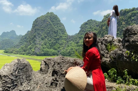 Những khối đá vôi cảnh quan karst ở Tràng An nổi bật giữa thiên nhiên. (Ảnh: Xuân Trường)