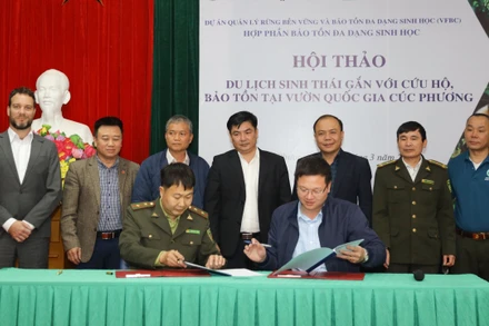 Các đơn vị lữ hành ký hợp tác với Vườn quốc gia Cúc Phương về chương trình phát triển du lịch bền vững.