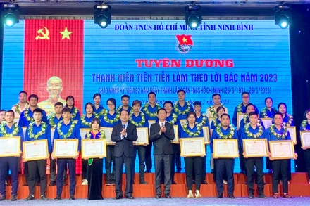 Lãnh đạo tỉnh Ninh Bình tặng bằng khen cho các tập thể, cá nhân điển hình tiên tiến làm theo lời Bác. 