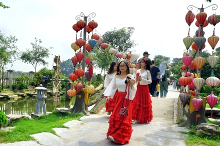 Khách du lịch tham quan, trải nghiệm tại khu du lịch Hang Múa, Ninh Bình. (Ảnh: Lê Hồng)