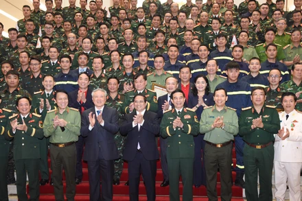 Thủ tướng Phạm Minh Chính với các đại biểu và lực lượng tham gia hỗ trợ Myanmar khắc phục hậu quả động đất.