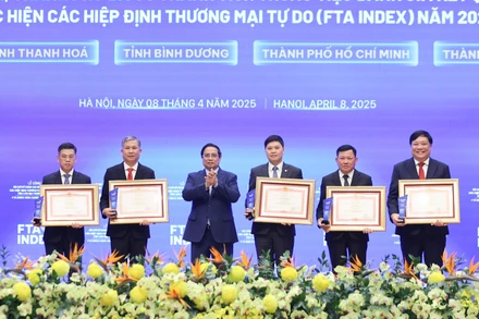 Thủ tướng Phạm Minh Chính trao Bằng khen tặng các tỉnh, thành phố có thành tích trong việc đánh giá kết quả thực hiện các hiệp định thương mại tự do năm 2024.
