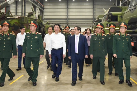 Thủ tướng tham quan trưng bày sản phẩm công nghiệp công nghệ cao của Viettel. 