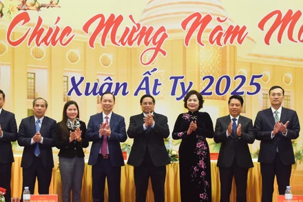 Thủ tướng Phạm Minh Chính với lãnh đạo ngành Ngân hàng.