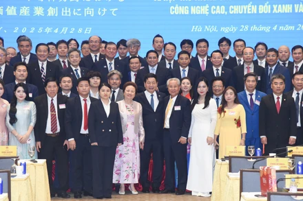 Thủ tướng Phạm Minh Chính và Thủ tướng Nhật Bản Ishiba Shigeru cùng các đại biểu dự Diễn đàn.