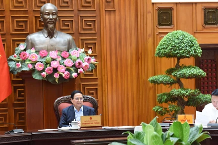 Thủ tướng Phạm Minh Chính chủ trì cuộc họp với các bộ, ngành về triển khai dự án tuyến đường sắt khổ tiêu chuẩn Lào Cai-Hà Nội-Hải Phòng. 
