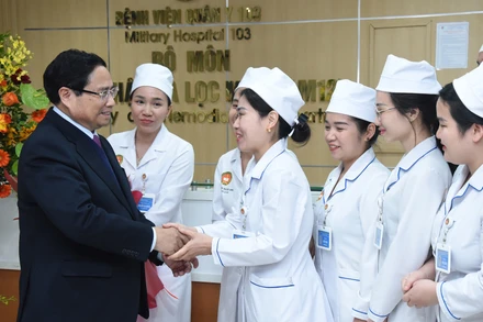 Thủ tướng Phạm Minh Chính với cán bộ, giảng viên, bác sĩ, y sĩ, nhân viên Bệnh viện Quân y 103 (Học viện Quân Y).