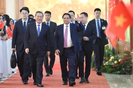 Thủ tướng Phạm Minh Chính và Thủ tướng Trung Quốc Lý Cường đến chứng kiến Lễký kết các văn kiện hợp tác.