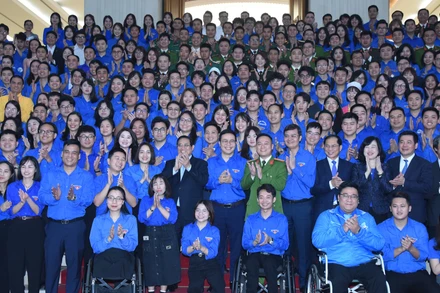 Thủ tướng Phạm Minh Chính với các đại biểu thanh niên Việt Nam.