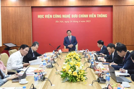 Thủ tướng Phạm Minh Chính làm việc với lãnh đạo Học viện Công nghệ Bưu chính Viễn thông.