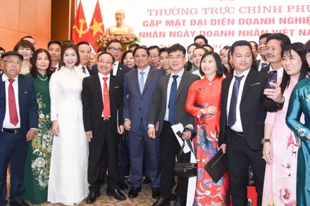 Thủ tướng Phạm Minh Chính và các doanh nghiệp dự cuộc gặp mặt.