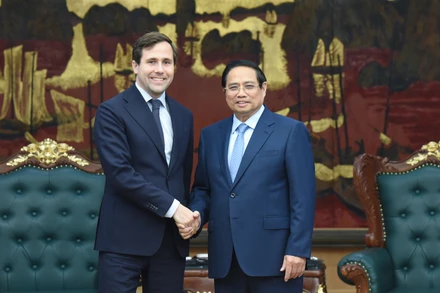 Thủ tướng Phạm Minh Chính và Bộ trưởng Hợp tác phát triển quốc tế và ngoại thương Thụy Điển Benjamin Dousat.