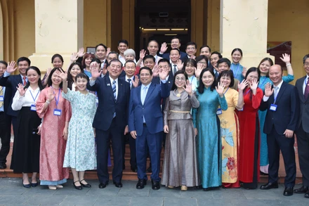 Thủ tướng Phạm Minh Chính và Phu nhân cùng Thủ tướng Nhật Bản Ishiba Shigeru và Phu nhân với cán bộ, công nhân viên của Bảo tàng Lịch sử quốc gia.