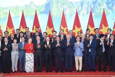 Thủ tướng Phạm Minh Chính với các doanh nghiệp tư nhân tham dự hội nghị.