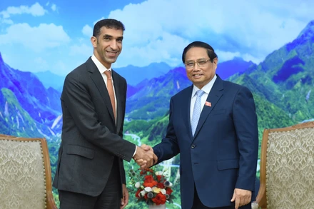 Thủ tướng Phạm Minh Chính và ông Thani bin Ahmed Al Zeyoudi, Quốc vụ khanh phụ trách ngoại thương của Bộ Kinh tế các Tiểu vương quốc Arab thống nhất (UAE).