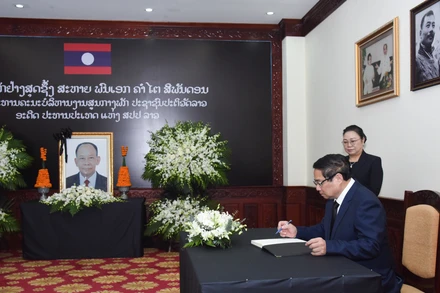 Thủ tướng Phạm Minh Chính ghi sổ tang chia buồn.