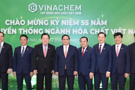 Thủ tướng Phạm Minh Chính trao cờ thi đua của Chính phủ cho Tập đoàn Hóa chất Việt Nam.