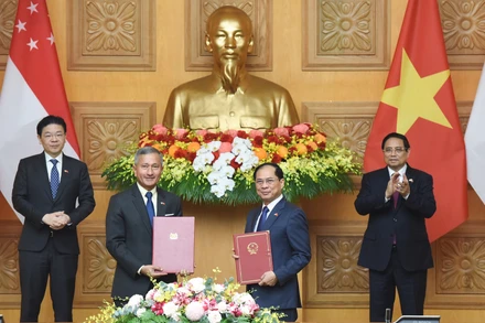 Thủ tướng Phạm Minh Chính và Thủ tướng Cộng hòa Singapore Lawrence Wong chứng kiến lễ trao Ý định thư về hợp tác xây dựng Chương trình Hành động triển khai quan hệ Đối tác chiến lược toàn diện giai đoạn 2025-2030 giữa Bộ Ngoại giao hai nước.