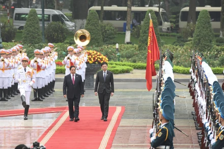 Thủ tướng Phạm Minh Chính và Thủ tướng nước Cộng hòa Singapore Lawrence Wong duyệt Đội danh dự Quân đội nhân dân Việt Nam. Ảnh: TRẦN HẢI