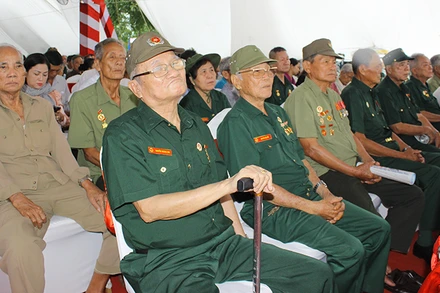 Các đại biểu dự buổi họp mặt