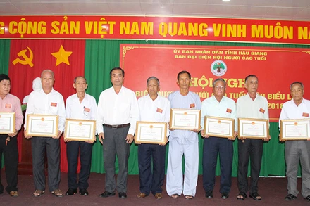 Tặng Bằng khen của Chủ tịch Ủy ban nhân dân tỉnh Hậu Giang cho các cá nhân.