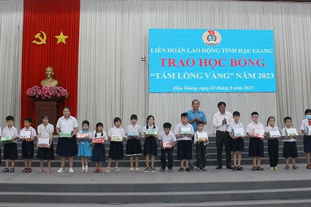 Tặng học bổng cho các em học sinh nghèo, học giỏi năm học 2022-2023.