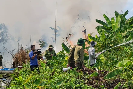 Lực lượng tại chỗ đang thực tập chữa cháy.