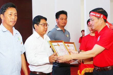 Phó Bí thư Thường trực Tỉnh ủy Hậu Giang Trần Văn Huyến tặng bằng khen cho người hiến máu tiêu biểu.