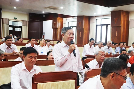 Các đại biểu đóng góp ý kiến, kiến nghị tại buổi tiếp xúc.