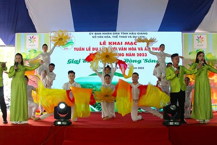 Một tiết mục văn nghệ tại lễ khai mạc.