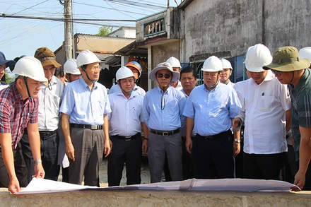 Đoàn công tác đến khảo sát tại dự án xử lý sạt lở bờ sông Lái Hiếu, thành phố Ngã Bảy.