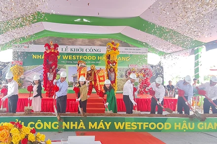 Nghi thức khởi công nhà máy.