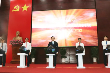 Nghi thức bấm nút khai mạc Tuần lễ chuyển đổi số