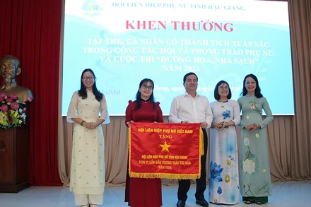 Trung ương Hội Liên hiệp Phụ nữ Việt Nam tặng cờ thi đua cho Hội Liên Hiệp Phụ nữ tỉnh Hậu Giang.