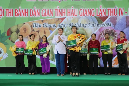 Trao thưởng cho các đội đạt giải.