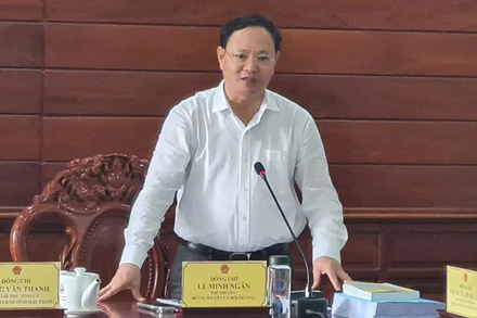 Thứ trưởng Tài nguyên và Môi trường Lê Minh Ngân phát biểu tại buổi làm việc.