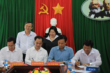 Ký biên bản bàn giao Trung tâm Dạy nghề và hỗ trợ nông dân cho Hội Nông dân tỉnh Hậu Giang.