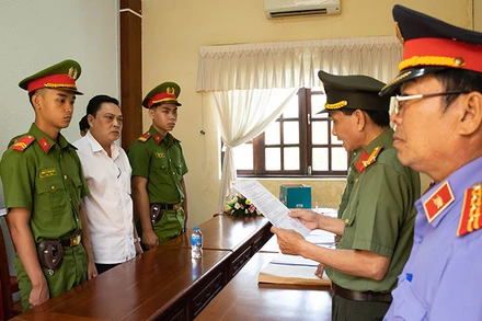 Cơ quan An ninh điều tra tống đạt quyết định khởi tố và lệnh bắt tạm giam ông Nhàn.