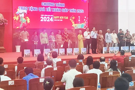 Phó Chủ tịch Thường trực Quốc hội Trần Thanh Mẫn tặng quà Tết cho gia đình chính sách.