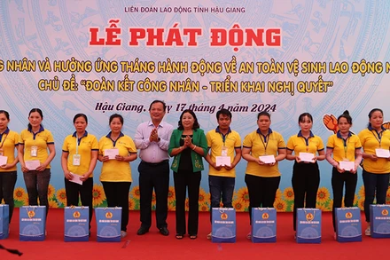 Tặng quà cho đoàn viên, công nhân, viên chức, người lao động có hoàn cảnh khó khăn.