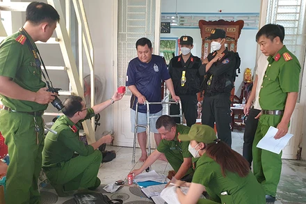 Khám xét nơi ở của đối tượng Bùi Thanh Đoàn.