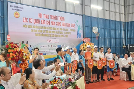 Tặng cờ lưu niệm cho các đội tham gia hội thao.