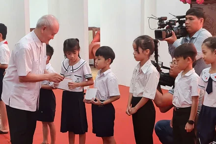 Đại tướng Phạm Văn Trà trao tặng học bổng cho các cháu.