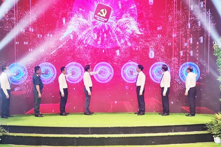 Nghi thức bấm nút khởi động phần mềm sổ tay đảng viên điện tử đảng bộ tỉnh Hậu Giang.
