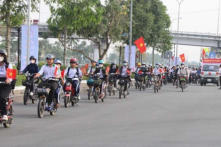 Diễu hành hưởng ứng Tháng hành động quốc gia về dân số