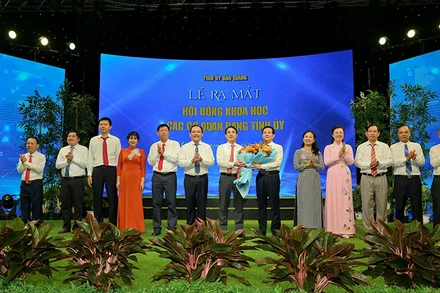 Ra mắt các thành viên Hội đồng Khoa học các cơ quan đảng Tỉnh ủy Hậu Giang.