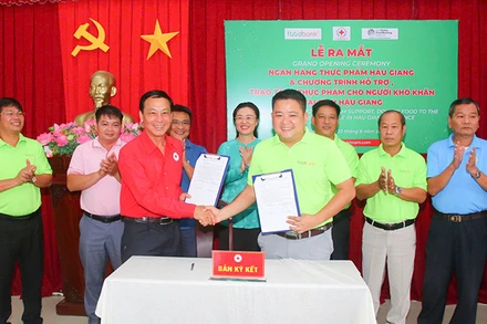 Hội Chữ thập đỏ tỉnh Hậu Giang và Food Bank Việt Nam ký kết triển khai các hoạt động hỗ trợ người nghèo trên địa bàn tỉnh.